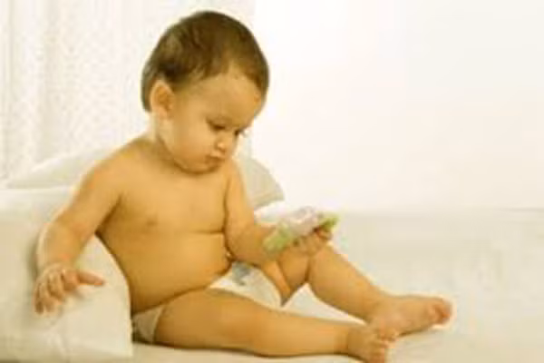 Bệnh vàng da. Trẻ sơ sinh vàng da là một sự đổi màu vàng da và mắt của một bé sơ sinh. Tình trạng này xảy ra vì máu của em bé có quá nhiều bilirubin, một sắc tố màu vàng, màu của các tế bào máu đỏ. Do tình trạng gan của bé chưa đủ trưởng thành để loại bỏ bilirubin trong máu. Trong một số trường hợp, một căn bệnh tiềm ẩn có thể gây vàng da. Trẻ sơ sinh vàng da là một tình trạng phổ biến, đặc biệt ở trẻ sinh ra trước khi mang thai tuần 36 (trẻ sinh non).