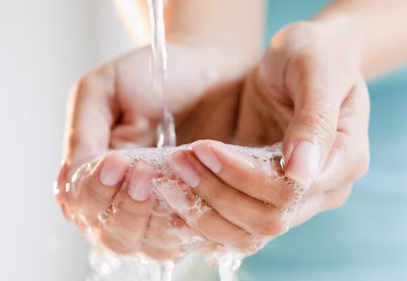Trẻ bị bệnh ban đỏ có thể lây vi khuẩn cho người khác qua chất dịch từ mũi và họng khi hắt hơi hoặc ho. Không có biện pháp nào là tuyệt đối để tránh nhiễm trùng có thể dẫn đến ban đỏ. Khi trẻ bị bệnh ở nhà, cách an toàn nhất là cho trẻ dùng riêng các vật dụng dùng để ăn, uống… và rửa các vật dụng này trong nước xà phòng nóng. Rửa tay thường xuyên nếu phải chăm sóc trẻ bị bệnh.