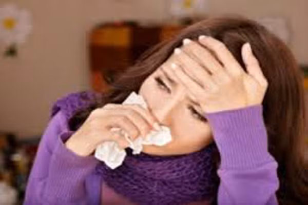 1. Có những triệu chứng giống như cúm. Nếu bạn có những triệu chứng như ớn lạnh dai dẳng, đêm đổ mồ hôi hay sốt và đau cơ thì đó có thể là dấu hiệu của bệnh bạch cầu. Nếu các triệu chứng này giảm dần sau vài ngày thì bạn không cần lo lắng quá.