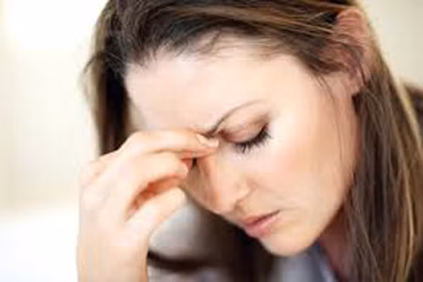 2. Mệt mỏi mãn tính. Vì mật mỏi rất phổ biến nên ai cũng bỏ qua dấu hiệu này. Khi số lượng hồng cầu khoẻ mạnh giảm, chúng không thể thực hiện nhiệm vụ đưa oxy tới khắp nơi trên cơ thể người. Kết quả là người bệnh sẽ bị thiếu máu và gặp các chứng như yếu cơ, ít sức vận động. Thường xuyên phải ngồi, nghỉ ngơi, không thể vận động như bình thường là những dấu hiệu bạn cần xem xét. Một số bệnh nhân còn cho biết họ gặp vấn đề với việc giữ thăng bằng.