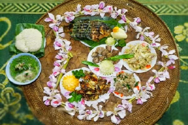 Với món xôi (ban đồ) người ta thường chọn những bông hoa mới nở, rửa sạch, sau đó cho vào chõ đồ xôi đã chín. Ban đồ khi ăn chấm kèm với chẩm chéo (gia vị truyền thống của dân tộc Thái) quả là một món ăn cực kì thú vị. Mâm cơm của người Thái được trang trí bởi hoa ban cùng những món ăn độc đáo tất cả hòa quyện tạo nên một hương vị đặc trưng của núi rừng Tây Bắc. (Ảnh: laodong.com)