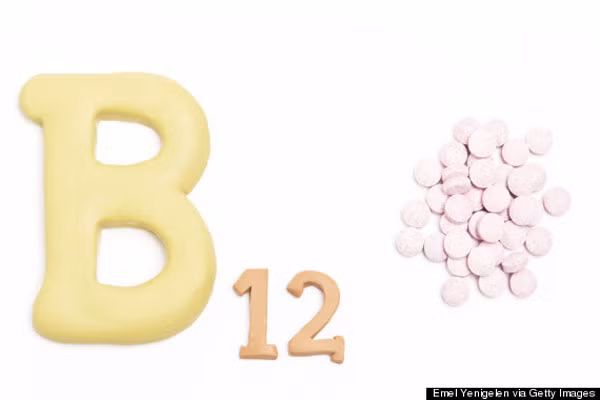 Vitamin B12 có khả năng làm cho các tế bào tăng trưởng mạnh, vì thế bệnh nhân mắc bệnh thiếu máu hồng cầu to sau khi được điều trị bằng vitamin B12 đã nhanh chóng hồi phục. Về mặt cơ chế bệnh sinh, ung thư cũng là một căn bệnh mà sự phát triển các tế bào ác tính là vô tổ chức và không thể kiểm soát nổi.