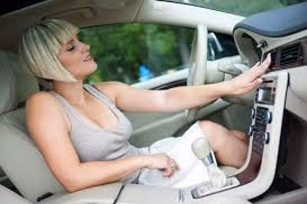 Vì vậy, dù có khí benzen hay không, bạn cũng nên mở cửa sổ để trao đổi không khí trong xe với nhiệt độ ngoài trời. Sau thao tác này, điều hòa ô tô có thể làm cho nội thất mát hơn so với không khí bên ngoài.