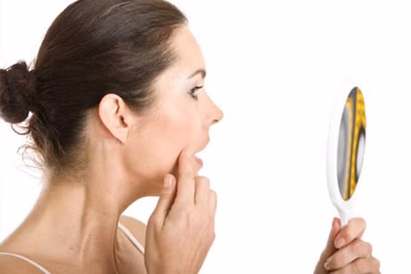 1. Mất cân xứng. Nếu một bên nốt ruồi của bạn không tròn hoặc méo thì bạn nên xem lại. Hãy tưởng tượng, khi bạn cắt đôi nốt này ra, nó phải là hình ảnh phản chiếu của nhau thì đó mới là một nốt ruồi bình thường.