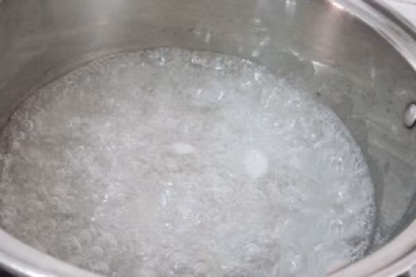 Đầu tiên, hòa bột thạch với nước và đường (đường cho theo khẩu vị). Đun sôi thạch trong 2 -3 phút để đường và bột thạch tan đều sau đó hớt bỏ bọt trên bề mặt rồi tắt bếp. (Ảnh: thegioihinhanh.com)