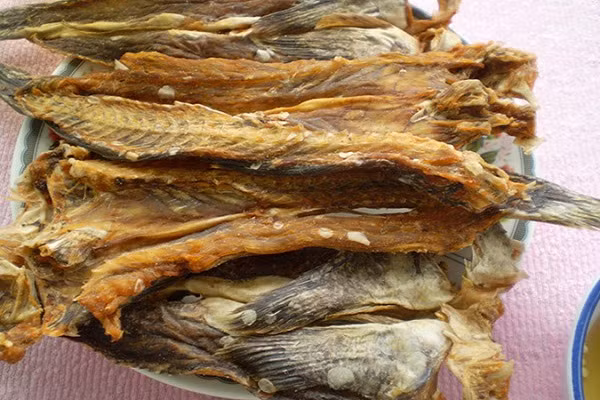 Cá thòi lòi là loại cá mang hình dạng lạ lùng bậc nhất. Thịt cá khá tanh nên ít người có thể ăn nhưng khi chế biến thành khô cá lại có giá trị kinh tế cao. Khô cá thòi lòi thường dễ làm, đầu tiên đánh vảy và lóc hết xương sống của cá, rửa sạch, ướp gia vị như: muối, đường, tiêu, bột ngọt rồi đem phơi nắng. Khi làm khô, giá trị món khô cao gấp 2- 4 lần thịt cá tươi. Khô cá thòi lòi được rất nhiều người ưa chuộng vừa có thể làm món nhậu, vừa ăn cùng cơm nóng rất ngon.(Ảnh: phunutoday)