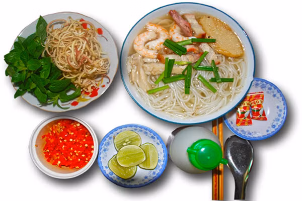 Bún nước lèo. Bún nước lèo Sóc Trăng có lịch sử từ lâu đời, tiền thân của nó là món ăn truyền thống của người Khmer. Nét đặc biệt của nước lèo Sóc Trăng là không lợn cợn mà trong veo bởi nó được nấu bằng một công thức khá lạ. Nước lèo thơm vị cá lóc đồng, sả và nhiều loại gia vị khác.