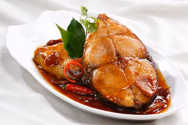 Cá thu rim nước dừa: Món ăn kết hợp từ vị ngọt thanh mát của nước dừa tươi cùng vị ngọt từ cá thu giúp món ăn thêm phần hấp dẫn và lôi cuốn. Cá thu rim dậy mầu nâu cánh gián, mang vị thơm, cay hấp dẫn. Món cá này ăn cùng cơm trắng rất ngon và giàu dinh dưỡng.(Ảnh: 7monngonmoingay)