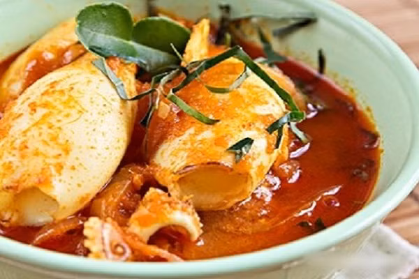 Mực tươi rim me cay là sự kết hợp tuyệt vời giữa mực tươi và me tươi cùng các gia vị cần thiết. Món mực rim đậm đà lạ miệng có vị chua chua cay cay, thơm lừng hứa hẹn sẽ rất đưa cơm và sẽ là sự lựa chọn tuyệt vời cho một buổi chiều mát mẻ. (Ảnh:amthuc365.vn)