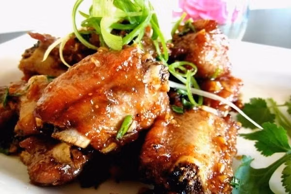 Sườn non rim mặn ngọt: Chỉ cần 1 chút khéo léo, tinh ý chọn sườn lợn non và gia vị thôi bạn có thể làm những món ăn ngon đậm đà hương vị Việt. Miếng sườn thấm đượm gia vị, ăn cùng cơm thì ngon tuyệt khiến bạn không thể chối từ. (Ảnh: amthuc365.vn)