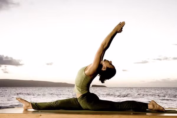 3. Tập Yoga. Yoga cân bằng suy nghĩ, cơ thể và tâm hồn làm giảm mức độ căng thẳng trong tâm trí. Một khi cơ thể và suy nghĩ được cân bằng, bạn sẽ cảm thấy cuộc sống thư thái và hạnh phúc. Thực tế thì, yoga giúp cho các mạch máu đến não nhanh nhạy hơn, do đó oxy cũng được cung cấp nhiều hơn làm cho đầu óc được thông minh, sáng sủa.