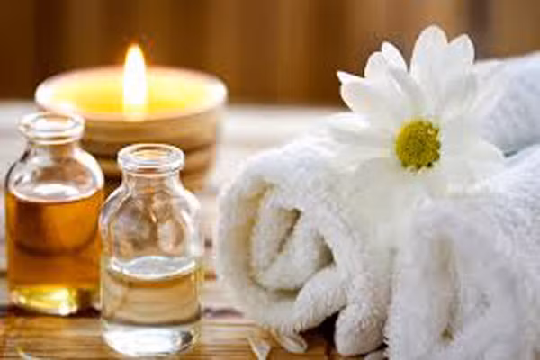 5. Tắm nước ấm cùng âm nhạc và ánh nến. Ánh sáng mờ ảo cộng với mùi hương tinh dầu sẽ khiến bạn thư thái hơn. Ngâm mình vào nước ấm và tưởng tượng mình đang ở trên một bãi biển xanh cát trắng. Hình ảnh đường chân trời màu xanh kết hợp bầu trời xanh và những con sóng trắng sẽ cuốn trôi những mệt mỏi của bạn.