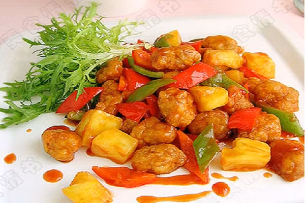 Với hương thơm và vị ngọt của dứa hòa cùng xốt cà chua ngấm trong từng miếng thịt khiến bạn không thể chối từ. Món thịt chiên giòn sốt dứa chua ngọt rất thích hợp dùng trong bữa cơm gia đình.