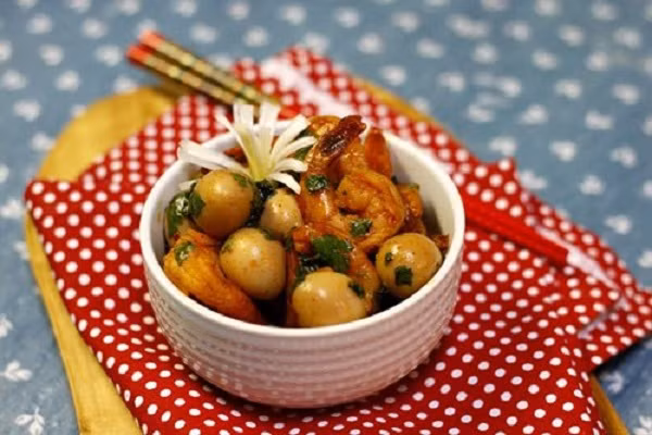 Thay bằng thịt ba chỉ đã quá quen thuộc, bạn hãy thử kho tôm với trứng cút để thay đổi hương vị lúc giao mùa giúp bữa ăn thêm phần hấp dẫn mà vẫn đảm bảo cung cấp đủ chất dinh dưỡng cho cơ thể bạn. Món tôm kho trứng rất thích hợp dùng trong tiết trời giao mùa.