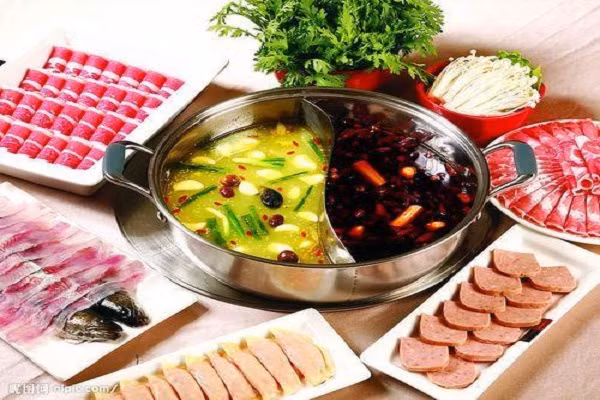  Lẩu thập cẩm được đa phần mọi người lựa chọn vì ăn lẩu thường đông người mà mỗi người 1 sở thích khác nhau. Bạn có thể lựa chọn nhiều loại thực phẩm từ rau, thịt, trứng lộn, tôm, mực tươi, cá viên.... để nhúng lẩu mà không bắt buộc phải đủ thành phần như các món lẩu khác. Nước dùng của món lẩu cũng rất đơn giản từ nước hầm xương thịt gà, vịt hoặc heo...Món lẩu thập cẩm rất thích hợp để cùng bạn bè thưởng thức mỗi khi tụ tập.(Ảnh: Amthuc365) 