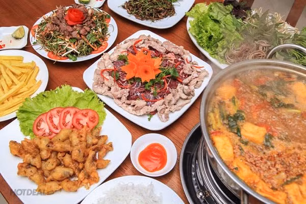 Lẩu riêu cua sườn sụn, bắp bò: Nước lẩu thanh, chua chua, cay nhẹ. Thịt bắp bò giòn, ngọt mà vẫn mềm. Sườn sụn tươi ngon, giòn sần sật... Món lẩu riêu cua sườn sụn, bắp bò chắc chắn là món giải ngấy khiến bạn không thể không lựa chọn trong những ngày mưa phùn ẩm ướt này. (Ảnh: Nhà hàng Phương Nam) 