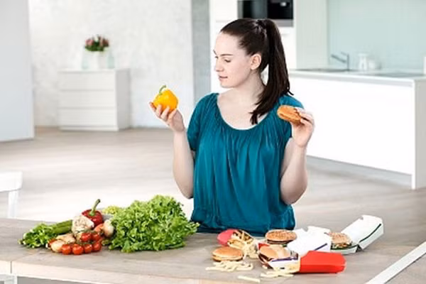 Ăn trái cây. Trong nhiều gia đình, tráng miệng với một đĩa trái cây không phải là hiếm nữa. Tất cả mọi người đều nghĩ, trái cây có lợi cho sức khỏe, nhưng thời điểm ăn chúng mới là yếu tố quyết định. Bạn không biết, trái cây có chứa đường vì thế nó không được tiêu hóa một cách dễ dàng và vẫn kẹt ở thành dạ dày cho đến khi phân hủy. Điều này sẽ gây viêm dạ dày.