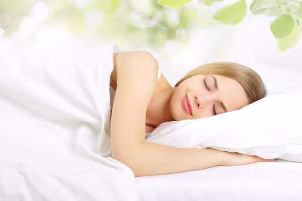 Ngủ ngay sau khi ăn. Khi bạn nằm xuống, dịch tiêu hóa từ dạ dày sẽ chảy ngược vào thực quản do lực hấp dẫn và axit đốt cháy lớp bên trong ống dẫn thức ăn. Hơn nữa, những thức ăn không tiêu hoá đọng lại trong đại tràng sẽ lên men, sinh ra chất độc. Đây cũng là một trong những nguyên nhân gây trở ngại cho việc tiêu hoá khiến bạn khó ngủ.