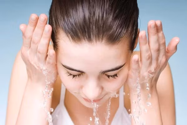 Các sản phẩm sữa rửa mặt không gây dị ứng và không có mùi thơm là lựa chọn tốt nhất cho những cô nàng sở hữu một làn da nhạy cảm. Tránh các sản phẩm có cồn, tẩy tế bào chết. Sữa rửa mặt có chất tẩy rửa có thể giúp bạn điều trị mụn, tuy nhiên phải thùy thuộc vào mức độ, hãy tham khảo ý kiến bác sỹ trong trường hợp này.
