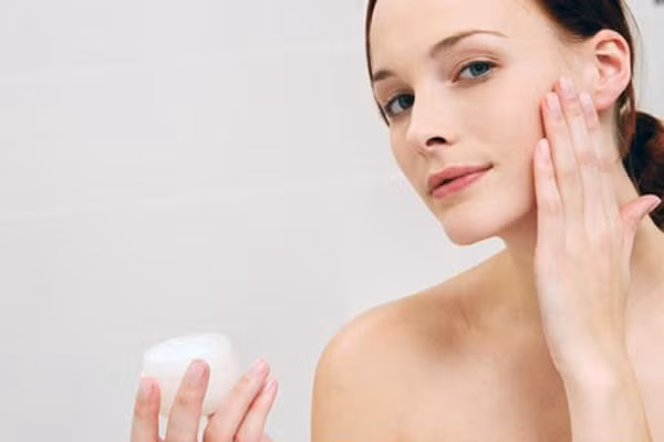  Da thường. Lợi thế của những cô nàng thuộc da này là có thể dùng một loạt các chất tẩy rửa mà không cần quá lo lắng đến thành phần trên nhãn. Nếu bạn kỹ tính hơn thì hãy chọn những loại sữa rửa mặt có chứa chất oxy hóa, axit hydroxy, các chất chống viêm và retinol.