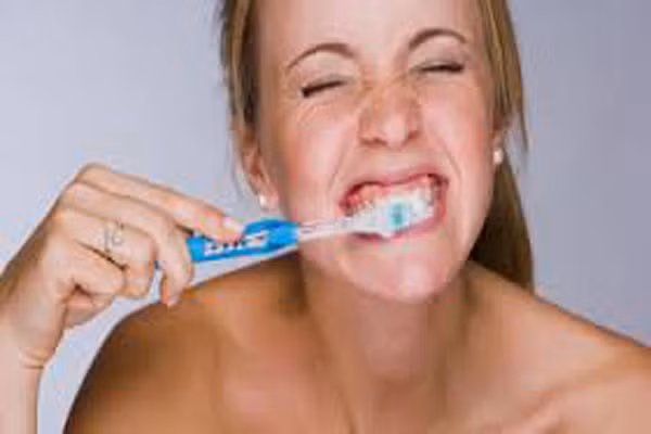  Đánh răng đầy đủ ít nhất 2 lần mỗi ngày. Điều này không có gì lạ, song một số người vẫn thường không đánh răng đầy đủ trong ngày. Bệnh lười biếng đánh răng có thể dẫn đến viêm và bệnh này liên kết chặt chẽ với ung thư. Ngoài ra, sức khỏe răng miệng kém trong một thời gian dài cũng dễ sinh bệnh tim mạch do vi khuẩn truyền nhiễm ở răng sẽ phát triền mạnh, di chuyển đến hệ thống tuần hoàn gây hại đến tim.