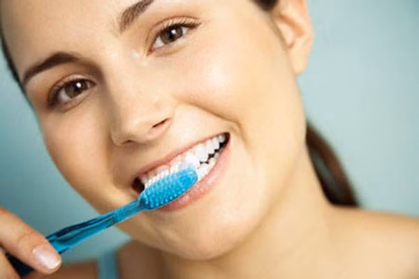 Đánh răng đủ thời gian. Bạn nên đánh ít nhất là 2 phút, chia miệng thành 4 phần và dành mỗi phần khoảng 30 giây. Hiện nay, đã có loại bàn chải thông minh có tính thời gian để bạn có thể căn giờ hoàn chỉnh cho việc đánh răng của mình.