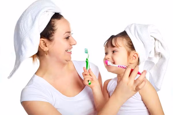 Rửa kỹ bàn chải sau khi đánh răng. Vi khuẩn có thể phát triển trên bàn chải đánh răng sau khi bạn đánh răng nếu bạn không rửa bàn chải kỹ càng sau khi đánh răng. Vì thế bạn nên rửa bàn chải kỹ lưỡng, giúp loại bỏ kem đánh răng còn sót lại. Bởi nếu không, sau khi đánh răng, bạn thực sự có thể đưa vi khuẩn cũ trở lại trong miệng của bạn.
