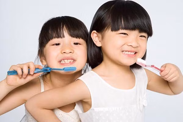 Hơn hết, các nhà khoa học cũng giải thích, lượng vi khuẩn trong miệng nhiều ở những người có cao răng dày đóng vai trò quan trọng trong quá trình tạo ra chất sinh ung thư. Tuy họ cần nghiên cứu sâu hơn để chứng minh cao răng là nguyên nhân gây ra bệnh ung thư thì bạn cũng nên chú ý đến việc vệ sinh răng miệng.