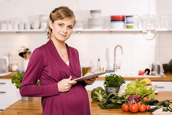 Trong thời kỳ mang thai, việc ăn uống là cực kỳ quan trọng vì nó ảnh hưởng đến sự phát triển của thai nhi. Đặc biệt, trong 3 tháng đầu, nguy cơ sảy thai là rất cao. Để tránh những rủi ro đáng tiếc có thể xảy ra, các bà mẹ nên tránh ăn những loại rau sau.