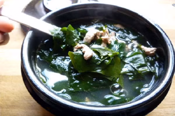 Canh đậu phụ rong biển là món ăn thanh đạm và bổ dưỡng, rất thích hợp dùng trong bữa cơm gia đình. Đậu phụ trắng mềm, nấm giòn sựt sựt, tôm ngọt đậm đà cùng hương thơm đặc trưng của rong biển trong món canh khiến bữa cơm ngày giao mùa trở nên hấp dẫn hơn. (Ảnh: Mecon.vn)