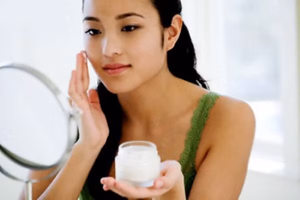  Chăm sóc da vùng điều trị. Nếu như bạn điều trị ngoài da, Các tia có thể gây các phản ứng ở da, vùng da đó sẽ rất nhạy cảm hoặc bị cháy. Trong trường hợp này, tránh xa các chất tẩy rửa, nước hoa, chất có mùi thơm, khử mùi hay mỹ phẩm. 