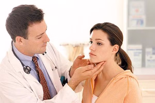 Khô họng. Xạ trị có thể gây nên khó nuốt, thiếu nước bọt và mất cảm giác ngon miệng. Các bác sĩ sẽ chỉ định thuốc súc miệng thích hợp, nước bọt nhân tạo hay có cách điều trị triệu cho các vấn đề về thực quản và dạ dày. Nhưng hàng ngày bệnh nhân có thể tự tránh các thức ăn chua, rượu, thuốc và nên dùng kẹo cao su để kích thích tiết nước bọt.