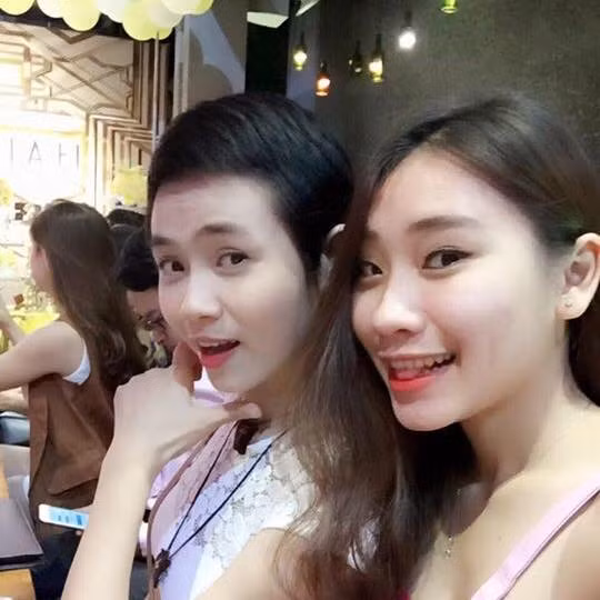 Ngay cả khi trải qua xạ trị, tóc rụng gần hết nhưng cô nàng vẫn rất lạc quan. "Lúc trước tóc em dài lắm nhưng sau những đợt hoá trị thì tóc lại rụng. Giờ em vẫn thích tóc dài nhưng ai cũng khen tóc ngắn đẹp nên em cũng vui". (Ngọc Nữ bên trái chụp ảnh cùng bạn).