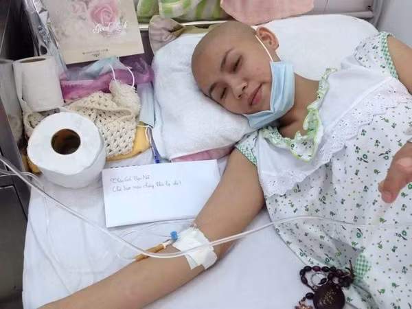 “Có những nỗi đau con người có thể bước qua nổi, nhưng với tôi bây giờ tôi không biết suy nghĩ gì. Tôi không biết làm thế nào để đối diện với sự thật cay nghiệt này... Với tôi và mẹ giờ chỉ biết chờ đợi điều kì diệu... Điều kì diệu từ đâu? Điều kì diệu đến lúc nào? Liệu khi đó tôi còn có mặt trên đời để đón nhận nó không”, chia sẻ của Nữ trên facebook lay động trái tim rất nhiều người.