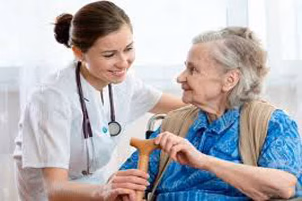 Một nguyên nhân khác của chảy máu cam là huyết áp cao hoặc dị ứng. Thông thường, chảy máu cam phổ biến ở trẻ em từ 2 -10 tuổi và người lớn 50-80 tuổi. Sẽ không nguy hại gì nếu máu cam chảy chỉ một lát. Nếu như máu cam chảy quá lâu trong 5 -10 phút thì bạn hãy gọi bác sỹ. 