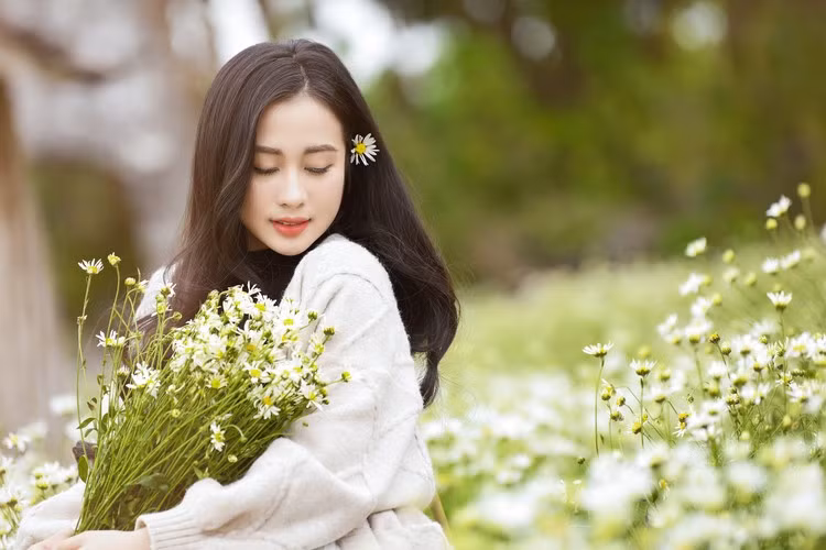 Tuy nhiên, theo đại diện Thảo nguyên Hoa cho biết, nắm được nhu cầu chụp ảnh của giới trẻ nên chủ vườn đã cho ươm trồng sớm, vì vậy hoa nở sớm hơn mọi năm gần 1 tháng.