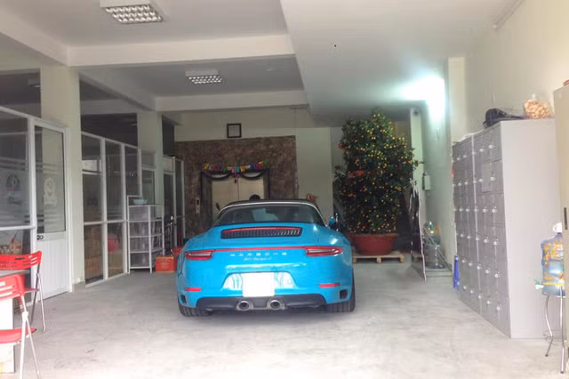So với những chiếc siêu xe Porsche 911 khác, chiếc xe thể thao đời mới này gây ấn tượng khi khoác lên mình dàn áo ngoại thất xanh dương cùng biển kiểm soát khá đẹp và độc với cặp số 43 chốt đầu và chốt cuối.