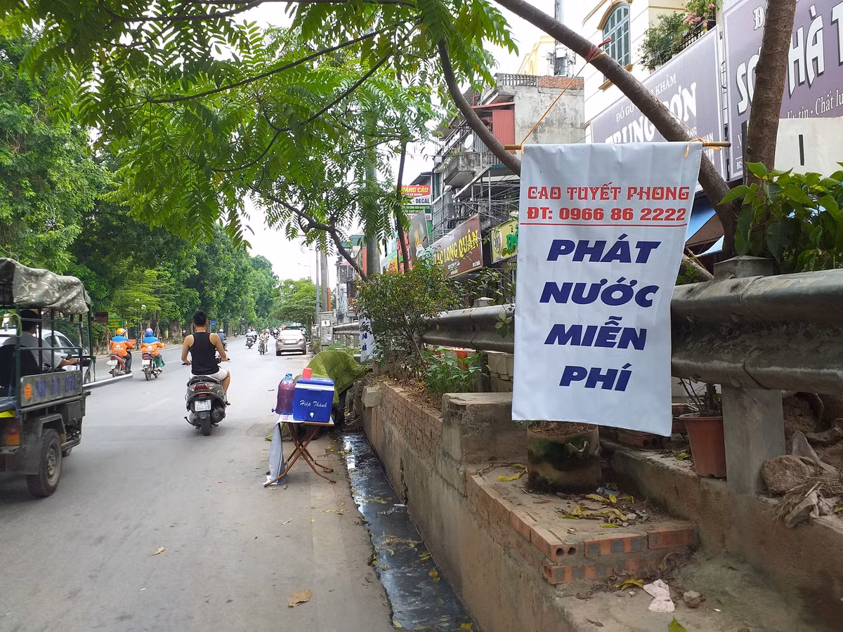 Trao đổi với PV Kiến Thức, chị Cao Thị Tuyết (quê Thái Bình, đang sinh sống và làm việc ở Hà Nội) - chủ hàng nước miễn phí cho biết đây là ngày đầu tiên chị bắt tay vào công việc sau một thời gian ấp ủ.