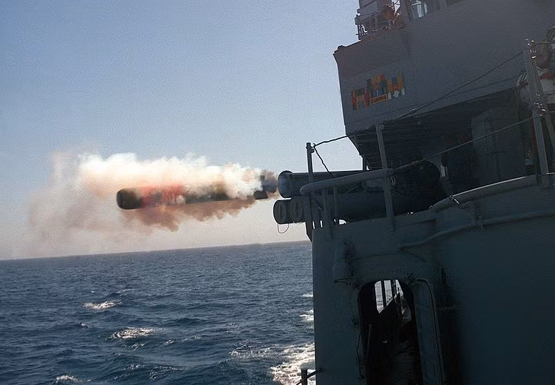 Rất may, vũ khí săn ngầm của tàu hộ vệ Te Kaha không bị cắt giảm. Ngoài trực thăng SH-2G có thể mang được ngư lôi thì trên tàu bố trí hai bệ phóng Mk32 với 6 quả ngư lôi 324mm. Nguồn ảnh: Wikipedia