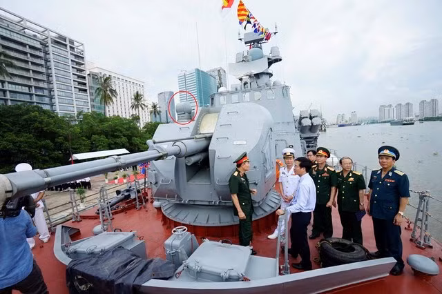 Mà hiện nay, các tàu chiến hiện đại của Hải quân Việt Nam đa số sử dụng pháo hạm AK-176, chỉ còn một ít tàu cũ thời Liên Xô dùng AK-726 hay AK-230. Do đó, việc nghiên cứu chế tạo radar dẫn bắn có thể là một bước chuẩn bị hoặc “hoàn thiện” việc nghiên cứu tự sản xuất hệ thống pháo hạm AK-176 tiên tiến của Nga? Nguồn ảnh: Tuổi Trẻ