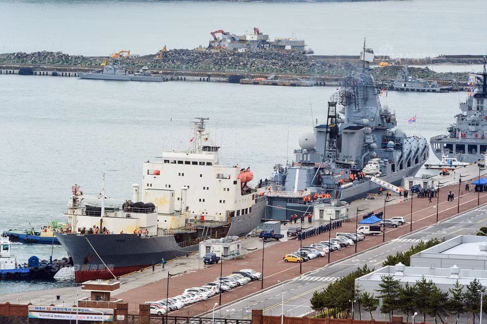 Hai tàu Nga sẽ ở lại Busan trong vòng 4 ngày, thủy thủ đoàn sẽ tham gia hoạt động trao đổi, tình nguyện với đối tác Hàn Quốc. Nguồn ảnh: Sina