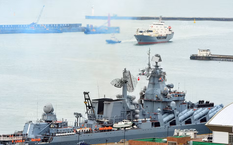 Cũng theo Yonhap, Bộ tư lệnh Hải quân Hàn Quốc đang thúc đẩy các chương trình trao đổi với Mỹ, Nga và các nước lớn khác để thảo luận một loạt biện pháp tăng cường các hoạt động cứu hộ trong tai nạn hàng hải và các hợp tác khác. Nguồn ảnh: Sina