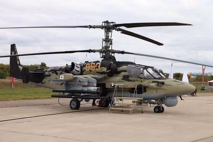 Tiếp theo là trực thăng tấn công đa năng Ka-52 Alligator của Nga với tốc độ tối đa cho phép 350 km/h (nhà sản xuất ghi trên trang web chính thức là khoảng 300 km/h).