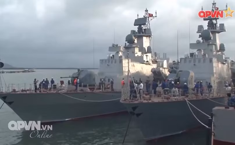 Phải nhớ rằng, công nghiệp đóng tàu quân sự Việt Nam hiện nay đã làm chủ công nghệ chế tạo (bao gồm cả việc tự lắp vũ khí) các tàu tên lửa tấn công nhanh Molniya đặc biệt nguy hiểm; đã tự thiết kế chi tiết, chế tạo tàu pháo TT-400TP; đã tự đóng tàu, lắp vũ khí thành công cho các tàu tuần tra của cảnh sát biển; đặc biệt là tự lắp thêm vũ khí trên một số tàu tuần tra cũ mà Hàn Quốc, Nhật Bản chuyển giao cho ta… Có thể tin rằng, Việt Nam hoàn toàn có đủ năng lực để tự lắp vũ khí cho tàu USCGC Morgenthau khi nó về tới Việt Nam. Nguồn ảnh: QPVN