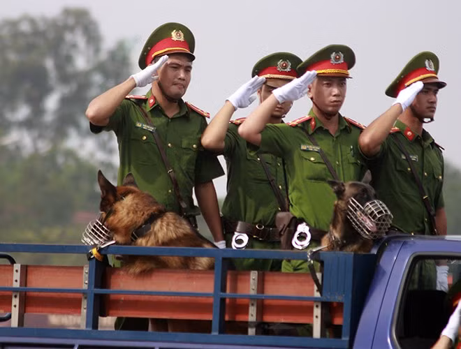 Cảnh sát bảo vệ và cảnh khuyển