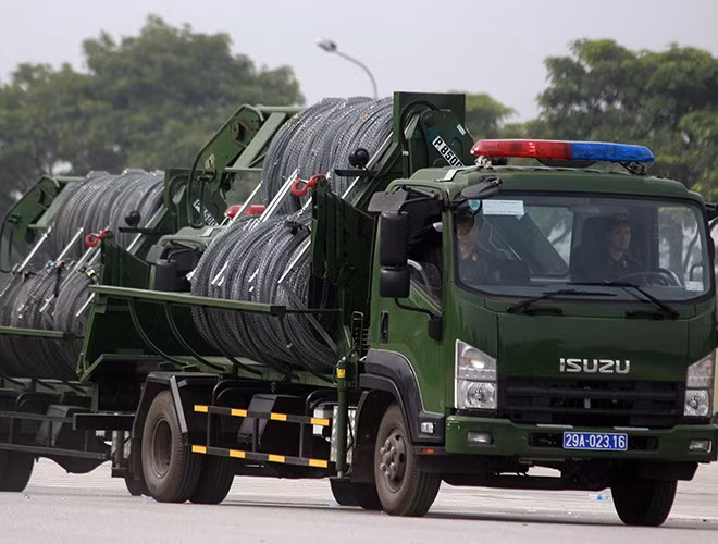 Xe chuyên dụng rải dây thép gai...