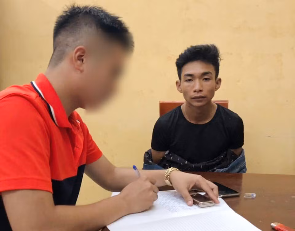 Tại đây Giáp mặc cả giá xe ôm với anh Nguyễn Cao Sang (SN 2001, Vĩnh Lộc, Thanh Hóa) để yêu cầu anh Sang chở Giáp và Trường về nhà bạn ở khu vực phố Tân Phong (phường Thụy Phương, quận Bắc Từ Liêm).