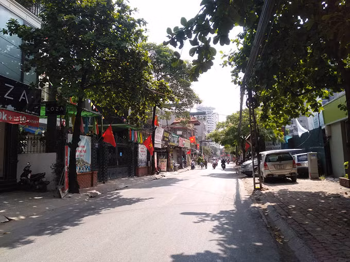 Những lá cờ đỏ sao vàng bay phất phới tại đường Nguyễn An Ninh chào mừng ngày Quốc khánh 2/9.
