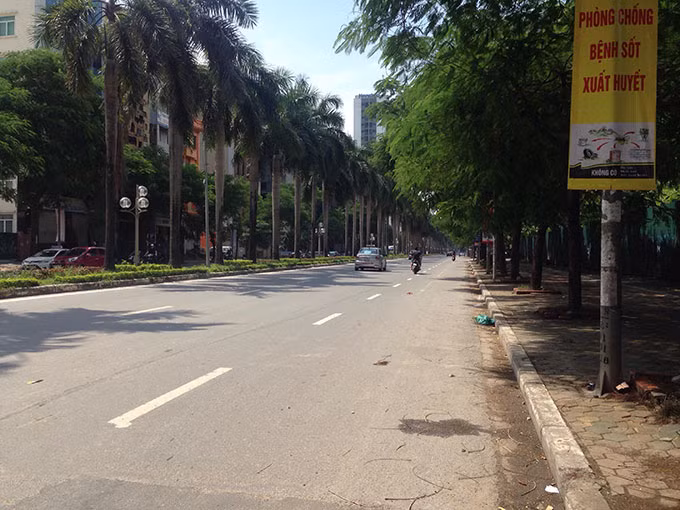 Tại đường Lê Đức Thọ cũng vắn vẻ, con phố trở lên êm đềm.