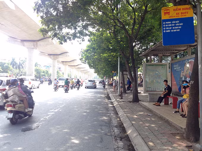 Tại đường Xuân Thủy, Cầu Giấy, mọi ngày lưu lượng phượng tiện cũng như sinh viên đứng chờ điểm xe buýt rất đông nhưng hôm nay cũng chỉ lác đác vài người.